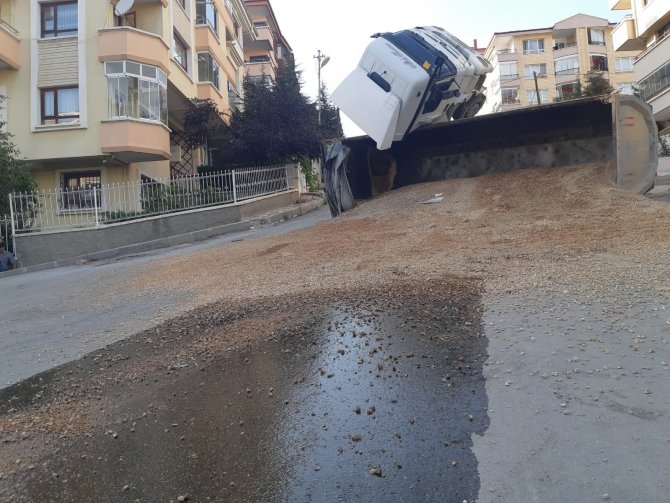 Yokuşu Çıkmaya Çalışan Hafriyat Kamyonu Devrildi, Faciadan Dönüldü