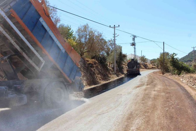 Kumluca Ortaköy’de 6 Mahalleyi Bağlayan Grup Yolu Asfaltlanıyor