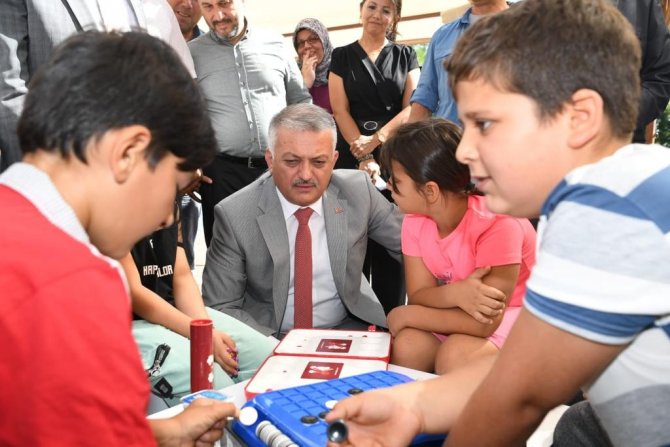 Vali Yazıcı, Kitap Deposunda İncelemelerde Bulundu