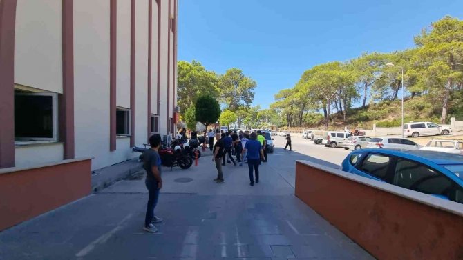 Tedavi İçin Hastaneye Gelen Husumetlilerini Bıçaklayan Kadın Tutuklandı