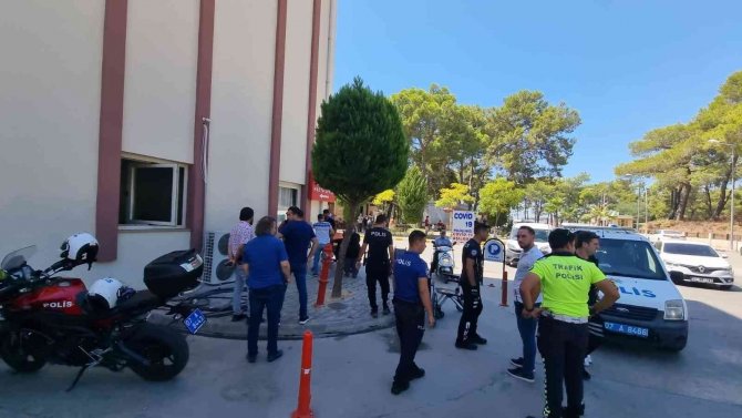 Tedavi İçin Hastaneye Gelen Husumetlilerini Bıçaklayan Kadın Tutuklandı