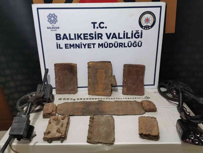 Balıkesir’de İ̇branice Tarihi Eserler Ele Geçirildi