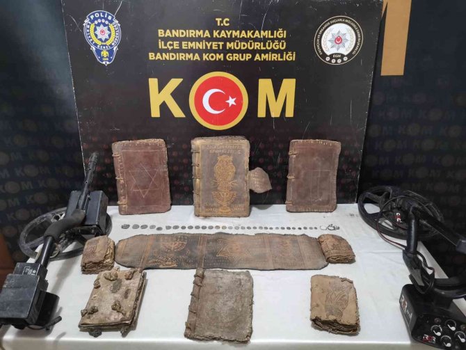 Balıkesir’de İ̇branice Tarihi Eserler Ele Geçirildi