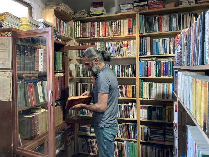 Binbir Emekle Açtığı Sahaf Dükkanı Üniversite Kazanmasına Sebep Oldu