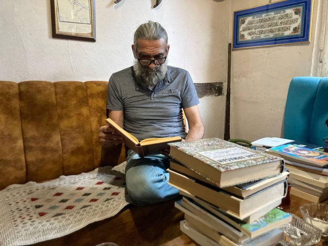 Binbir Emekle Açtığı Sahaf Dükkanı Üniversite Kazanmasına Sebep Oldu