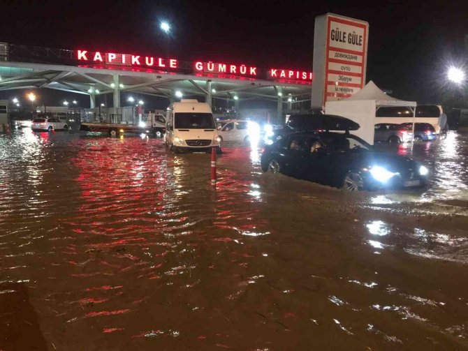 Bulgaristan-edirne Sınırında Sel: Yollar Kapandı Araçlar Mahsur Kaldı