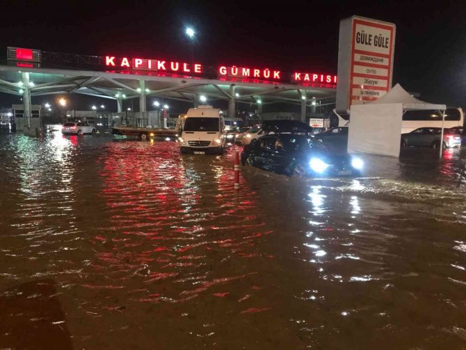 Bulgaristan-edirne Sınırında Sel: Yollar Kapandı Araçlar Mahsur Kaldı