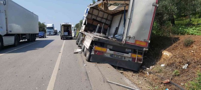 Bursa’da İki Kamyon Kafa Kafaya Çarpıştı: 2 Yaralı