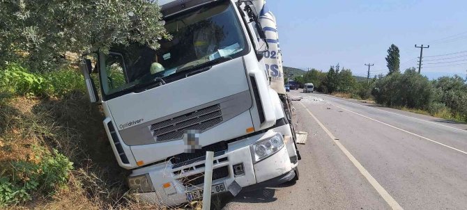 Bursa’da İki Kamyon Kafa Kafaya Çarpıştı: 2 Yaralı