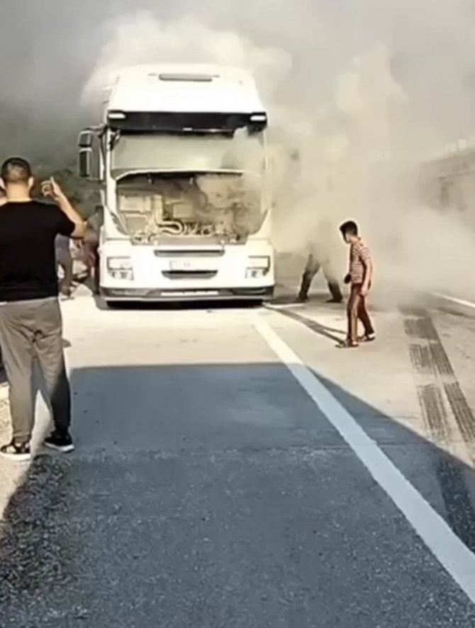 Bursa’da Seyir Halindeki Tır Alev Alev Yandı