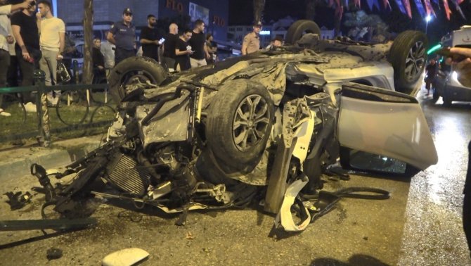 Bursa’da Makas Atan Otomobil 2 Araca Çarpıp Takla Attı: 1’i Ağır 2 Kişi Yaralandı