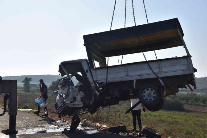 Çanakkale’de Otomobil İle Kamyonet Kafa Kafaya Çarpıştı: 3 Yaralı