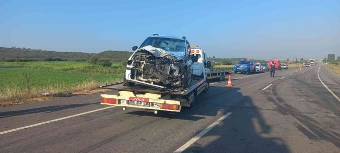 Çanakkale’de Otomobil İle Kamyonet Kafa Kafaya Çarpıştı: 3 Yaralı