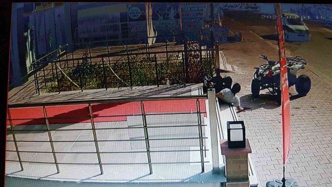 Atv Aracıyla Duvara Çarpan Sürücünün Ölümden Döndüğü Anlar Kamerada