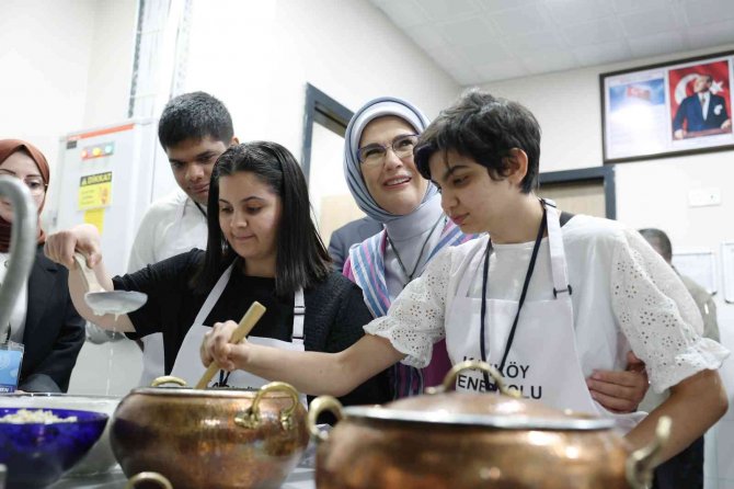 Emine Erdoğan, Türkiye’de Engellilere Hizmet Veren İlk Halk Eğitim Merkezinin Açılışını Yaptı
