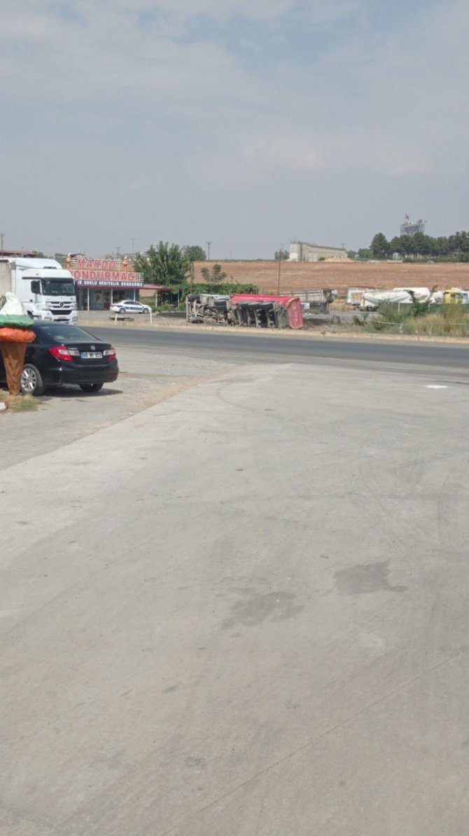 Direksiyon Hakimiyeti Kaybolan Kamyon Böyle Devrildi