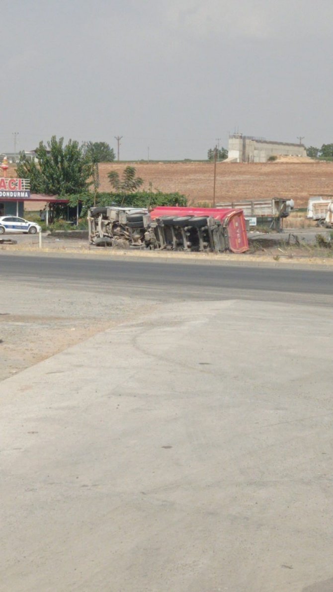 Direksiyon Hakimiyeti Kaybolan Kamyon Böyle Devrildi