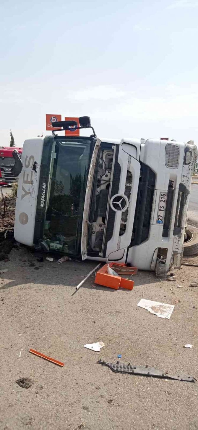 Direksiyon Hakimiyeti Kaybolan Kamyon Böyle Devrildi