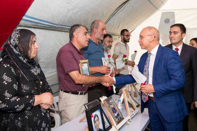 Diyarbakır İ̇l Emniyet Müdürü Kaya, Evlat Nöbetindeki Ailelerle Bir Araya Geldi