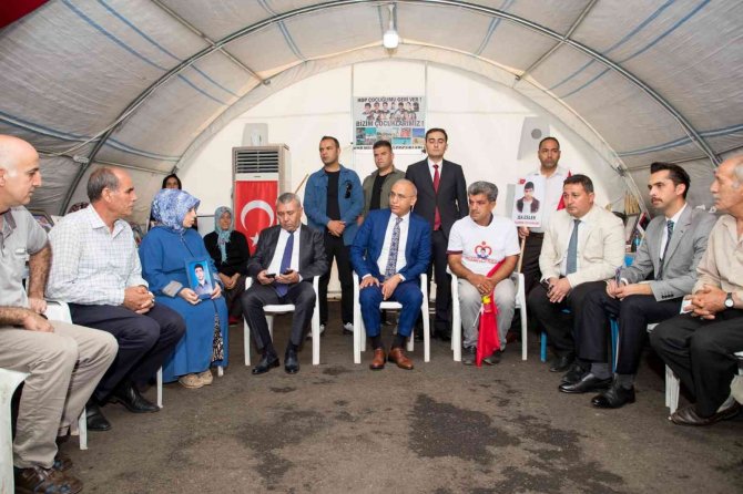 Diyarbakır İ̇l Emniyet Müdürü Kaya, Evlat Nöbetindeki Ailelerle Bir Araya Geldi