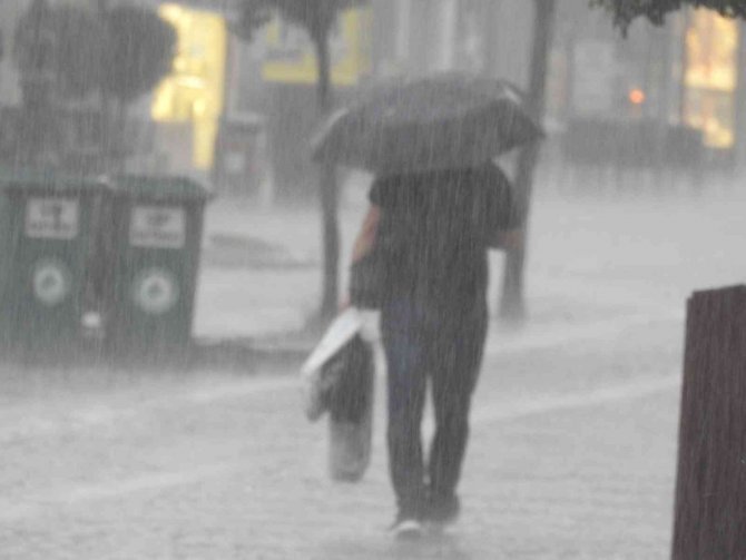 Edirne’de Gök Gürültülü Kuvvetli Yağış Etkili Oldu