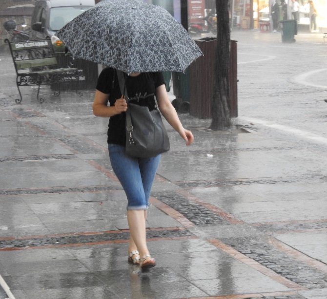 Edirne’de Gök Gürültülü Kuvvetli Yağış Etkili Oldu