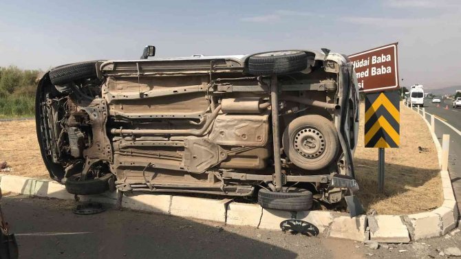 Elazığ’da Minibüs İle Hafif Ticari Araç Çarpıştı: 3 Yaralı