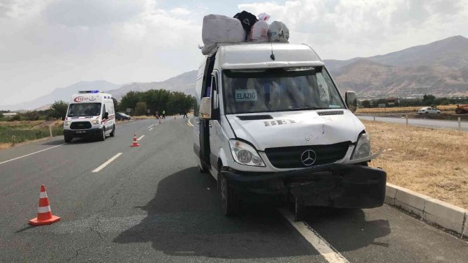 Elazığ’da Minibüs İle Hafif Ticari Araç Çarpıştı: 3 Yaralı