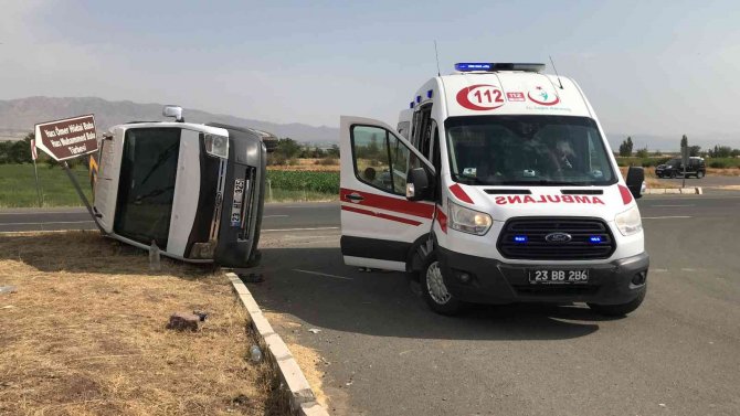 Elazığ’da Minibüs İle Hafif Ticari Araç Çarpıştı: 3 Yaralı
