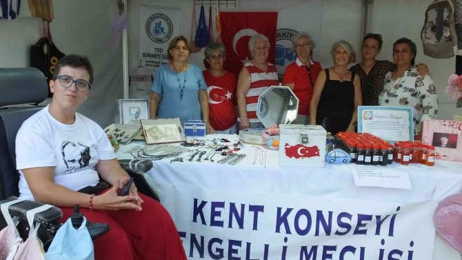 Burhaniye’de Engellilerin Ürünleri İlgi Gördü