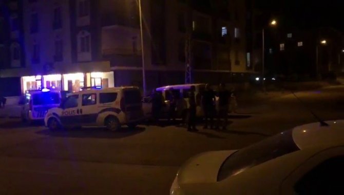 Polis Memuru Silahını Temizlerken Kendini Vurdu