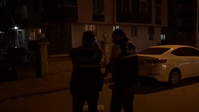 Polis Memuru Silahını Temizlerken Kendini Vurdu