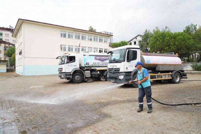Fatsa’da Okul Bahçelerinde Temizlik Ve Bakım Çalışması