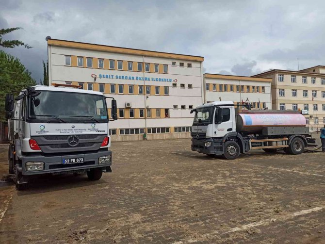 Fatsa’da Okul Bahçelerinde Temizlik Ve Bakım Çalışması