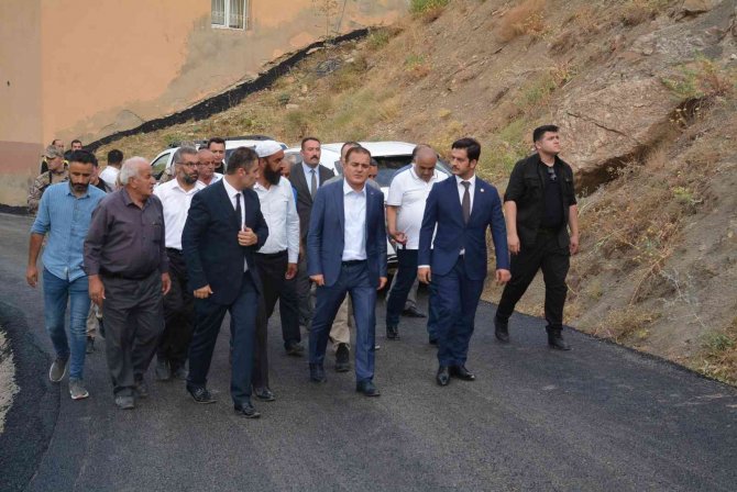 Hakkari’de İki Semt İlk Defa Asfalta Kavuştu