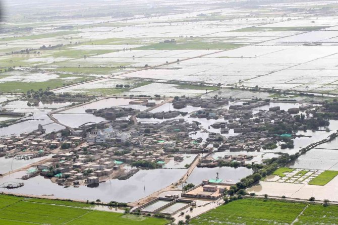 Bakan Kurum Ve Bakan Soylu Pakistan’da Sel Bölgesini Havadan Ve Karadan İnceledi