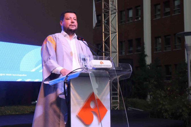İ̇zmir Ekonomi Üniversitesinde Mezuniyet Coşkusu