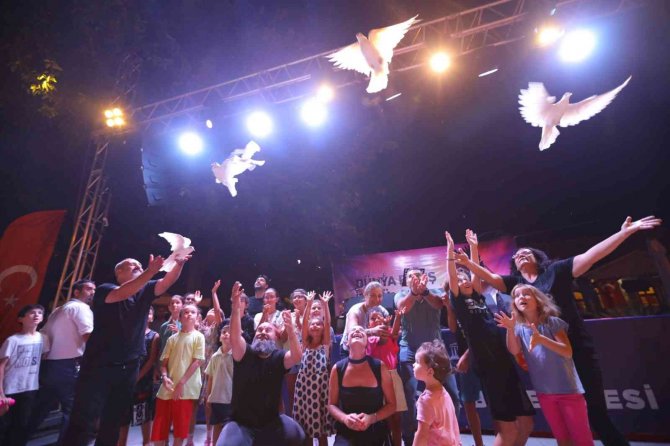 Selçuk, Barış Şarkıları İle Yankılandı