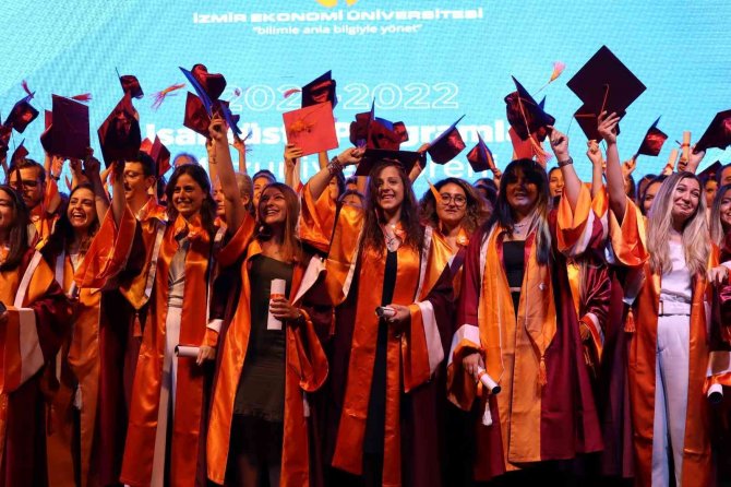 İ̇zmir Ekonomi Üniversitesinde Mezuniyet Coşkusu