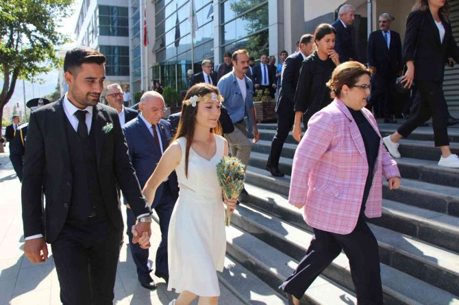 Bakan Yanık, Genç Çifte Sürpriz Nikah Şahitliği Yaptı, Evlilik Cüzdanını Damada Verdi