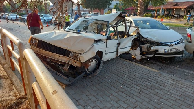 İ̇zmir’de 3 Araçlı Zincirleme Kaza: 3 Yaralı