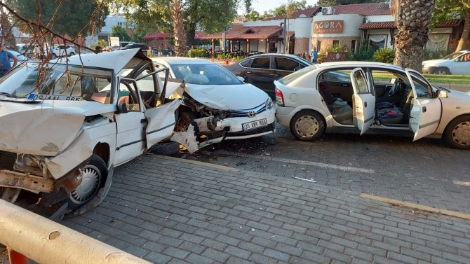 İ̇zmir’de 3 Araçlı Zincirleme Kaza: 3 Yaralı