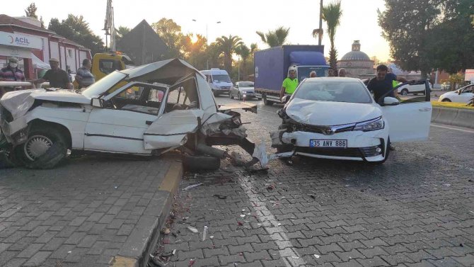 İ̇zmir’de 3 Araçlı Zincirleme Kaza: 3 Yaralı