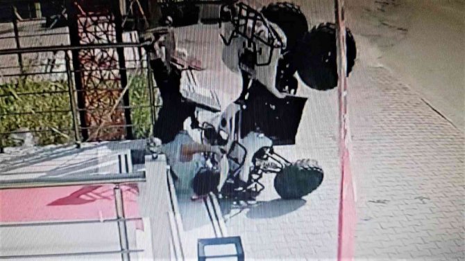 Atv Aracıyla Duvara Çarpan Sürücünün Ölümden Döndüğü Anlar Kamerada