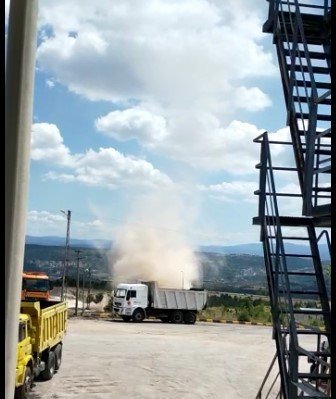 Şantiyede Çıkan Hortum Paniğe Sebep Oldu