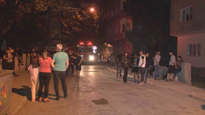 Kayseri’de Çatı Yangını 3 Saatlik Çalışmayla Söndürüldü, Vatandaşlar Yangını Film İzler Gibi İzledi