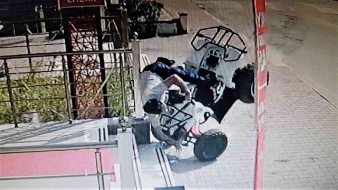 Atv Aracıyla Duvara Çarpan Sürücünün Ölümden Döndüğü Anlar Kamerada