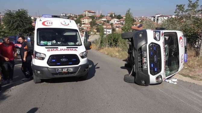 Ambulans İle Otomobil Çarpıştı: 3’ü Sağlıkçı, 4 Yaralı