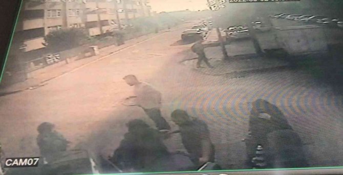 Çarpışan Otomobillerden Biri Marketin Kepenklerine Girdi, O Anlar Kamerada