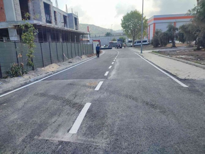 Kuşadası’nda Eskiyen Yollar Yenileniyor